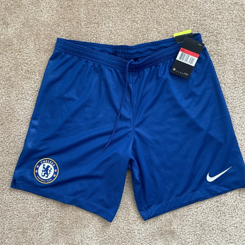 Nike chelsea short size L